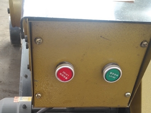 مقص قضبان حديد التسليح يعتمد زر التشغيل وزر الإيقاف في حالة الطوارئ للتحكم في المحرك، وضمان التشغيل الأمن.